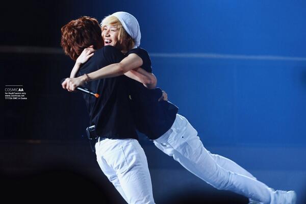 SM_TownNews's tweet photo. #2MinFacts When SHINee had their first concert in Nagoya, Japan, Taemin ran to Minho and did an airplane hug. http://t.co/KGz95yRIhT