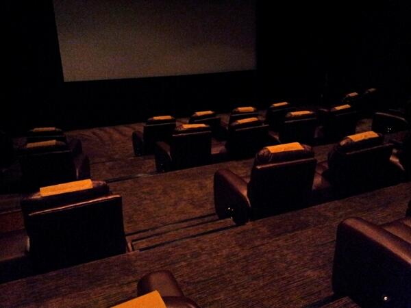SoloBioskop's tweet photo. Perhatikan komposisi seat di studio Premiere: 2 - 2 - 2 - 2. Jadi maap-maap aja nih bagi yang tuna asmara. :( http://t.co/wM93JEKwlA