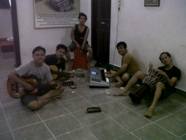 andrepilogenic's tweet photo. Uda lama gak kumpul" bareng @Pilogenic_Band... Cc: @jimmypilogenic @RendyPilogenic @AdiPilogenic @jaka_pilogenic http://t.co/nWy3scBinF