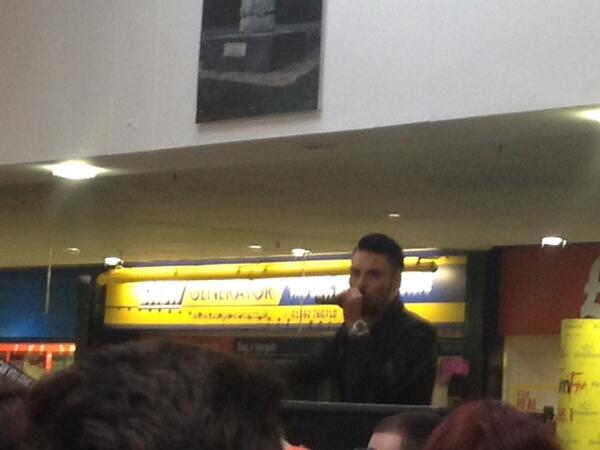 donnaw76's tweet photo. @ChloeWhytee09 @Rylan at Glenrothes Christmas lights turn on today. X http://t.co/LKwAXZtdAQ