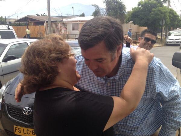ComandoOssandon's tweet photo. Ahora @mjossandon en misa junto a su familia, la gente se acerca para abrazarlo y desearle lo mejor. http://t.co/ZbFJa6gAwC