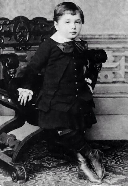 CoinWuTang's tweet photo. Einstein a los 3 años en 1882. http://t.co/u157eKwZeP