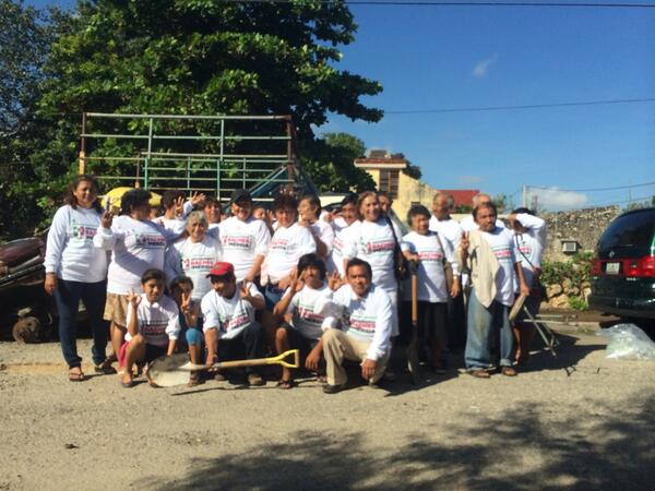 FLORDIAZC's tweet photo. Agradezco a los vecinos que con entusiasmo trabajaron con nosotros esta mañana #MeridaSinBachesPRI http://t.co/Ihbfw4eEkg