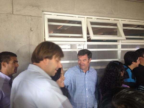 ComandoOssandon's tweet photo. @mjossandon esperando su turno para votar http://t.co/uS1dovsTbz