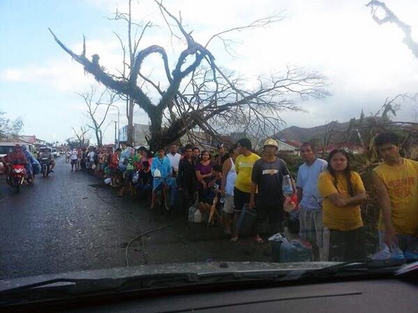 viaje_royale's tweet image. Endless line of people seeking relief #YolandaPH #helptacloban