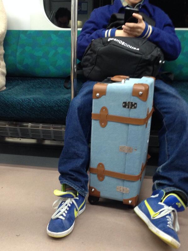 VIPGDJ's tweet image. This guy's suitcase is really nice. No i wasnt looking at his gorgeous face #okmaybeidid #alittlebit