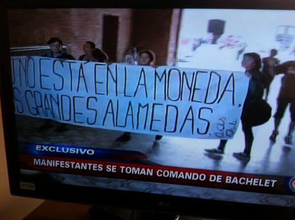 MaxQuitral's tweet photo. Aún continúa tomado el comando de Bachelet. Anuncian llegada de FFEE. Atentos. Se viene el 2014 http://t.co/PYRqORGVv6