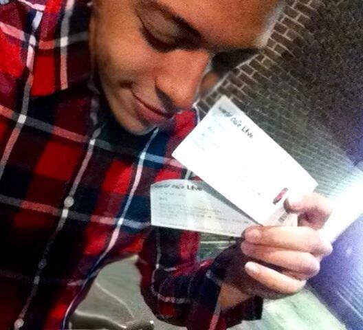 zave93dude's tweet photo. All the way from Vegas just to See RES!! Got my tickets at the front desk :)!!! Almost time @the1res http://t.co/EPyEXdi1pW