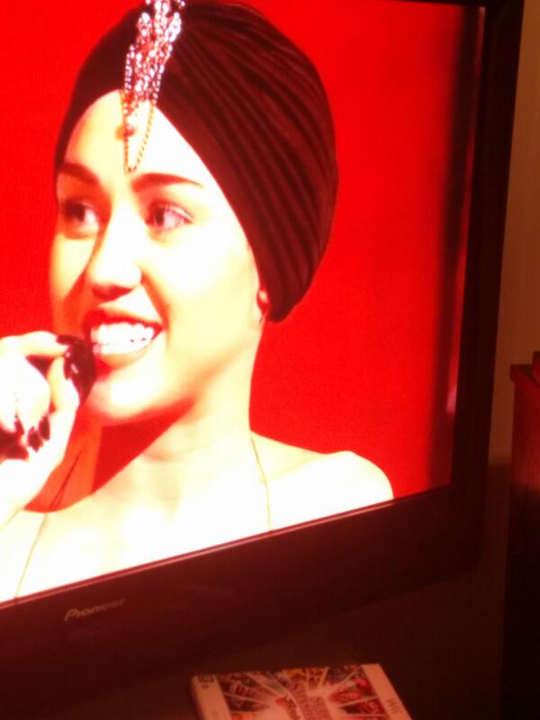 Juggy1388's tweet image. Is Miley Cyrus wearing a #Pagh on #xfactor cos she's knows its Guru Nanak dev ji's Gurpurab?? #wtf @LookASingh