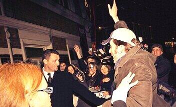 DavidFind's tweet image. #davidtennant from #doctorwho has a lot of #fans #finddavid #SaveTheDay