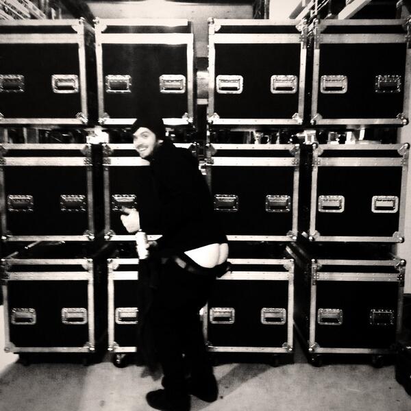 WannTim's tweet image. Mike test the quality of the new Nitelites flight cases