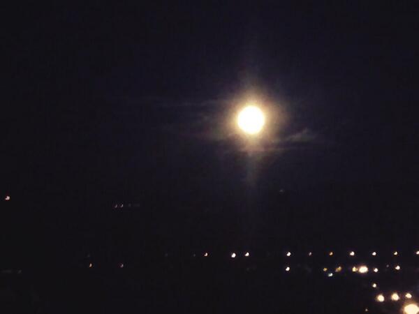 Androx123's tweet photo. @CiudadyPoderQ  hermosa luna no lo cren desde loma bonita http://t.co/hYst5OOmc3