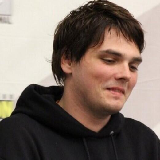 _bloody_gerard_'s tweet photo. imagine gerard singing 'the light behind your eyes' to you before you go to sleep oMG http://t.co/297K9fnkee