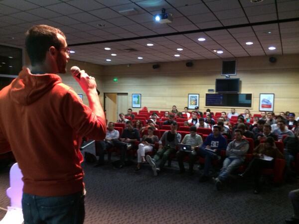 swAixMarseille's tweet image. #swma #gsb2013 @Julien99 nous pitche ses 4 échecs #happyfail #failcon Merci !