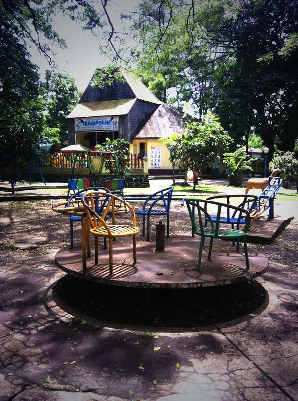 Pa walikota <a href="/ridwankamil/">Ridwan Kamil</a> ini taman lalu lintas diperbaiki dan dipercantik dong, kasian nih anak2