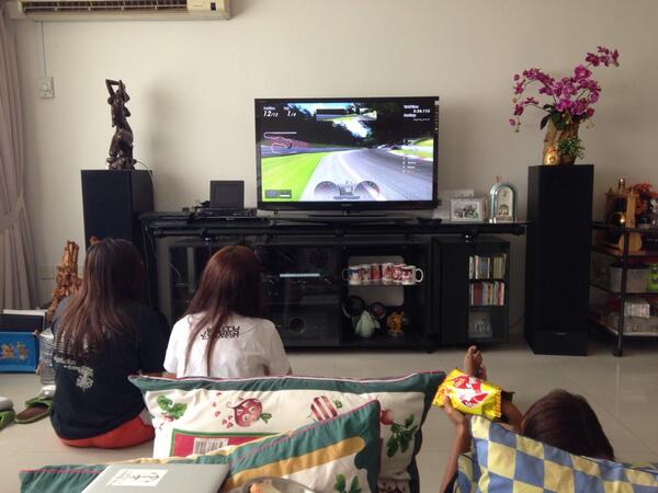 RAMBUGOH's tweet image. Look at the slackers who ended up playing PS3 while doing project 😠😤 @FanaticBananas @shihui95 @MizRakii