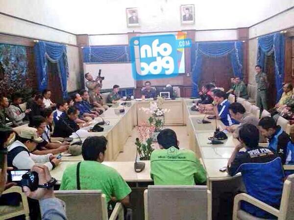 infobdg's tweet photo. Laporan Langsung Dari Ruang Rapat Balaikota. Walikota BDG @ridwankamil Menerima Perwakilan Pendemo Buruh. #infoBDG http://t.co/EUUYDOrtCM