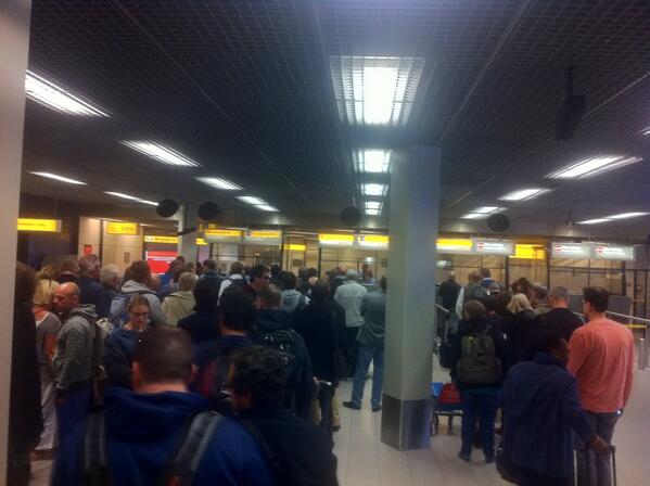Lange rijen voor Douane op Schiphol. Lijkt wel een bananenrepubliek hier
