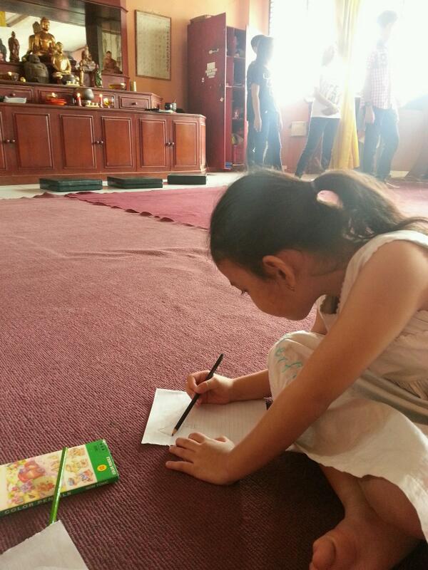 PC_CBD's tweet photo. Hayooo tebak, Delta sedang gambar apa ya ? http://t.co/J99mRtA0A6