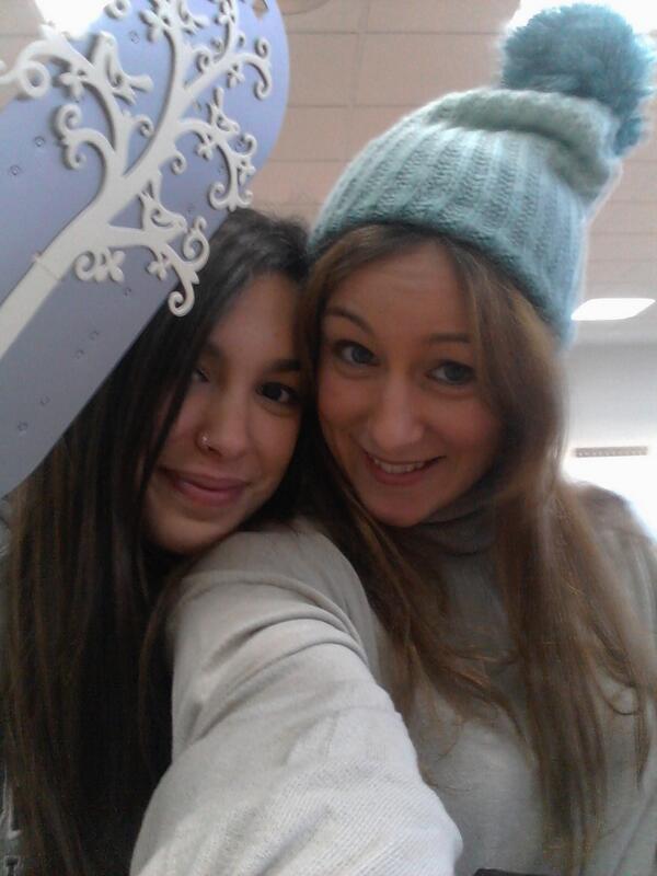 Patricastle's tweet photo. Regalos de 'No cumpleaños' de @Martafalda Asi da gusto empezar el lunes! @merifields http://t.co/h3KXWAnb1R