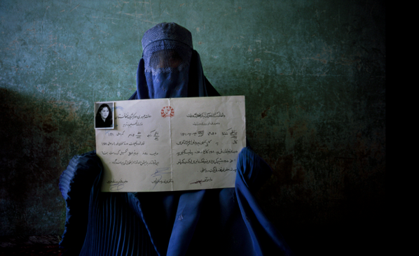 ozcanyuksek's tweet photo. Diplomasını tutan kadın. -1998, Afganistan.

SIPA'nın sarsıcı fotoğraf tarihi. #FotoAtlas'ta. http://t.co/7Xf0EGJAmW