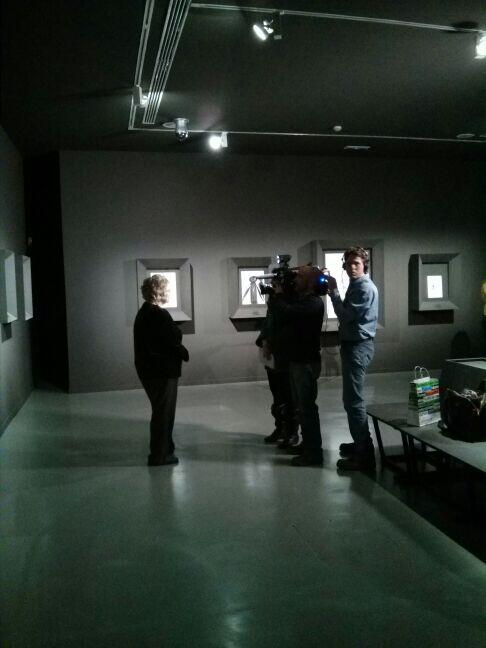 LaCasaEncendida's tweet photo. Algunos de los artistas de #MundoExtreme hablan con los medios explicando sus obras http://t.co/411UXNISzB