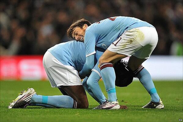 Emmanuel Adebayorの尻を引き抜こうとするDavid Silvaの尻