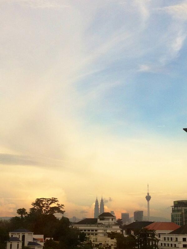 AainaaMerina's tweet photo. #KualaLumpur #TwinTowerKLCC #KLTower #HotFMSejuta http://t.co/WqSUFp5zp8