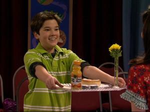 Icarly Trivia トリビア 本日11月18日はﾌﾚﾃﾞｨ役の俳優nathan Kress ﾈｲｻﾝ ｸﾚｽの誕生日 彼の大デビューは ベイブ の声優が最初で この事から本編でも声だけでの演技の場面も多い Http T Co Himdoyllib