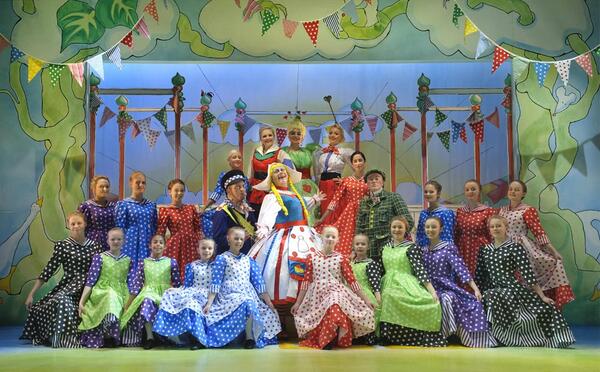 OldhamColiseum's tweet photo. The Jack &amp; the Beanstalk #Panto cast 16 Nov - 4 Jan  http://t.co/uic1ODI0fy http://t.co/kqI0p4Cmfg