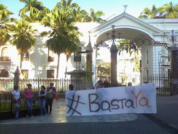 PROTESTANTES PACIFICAS detenidas por GNB FASCISTA  #MaduroFascista #BastaYa