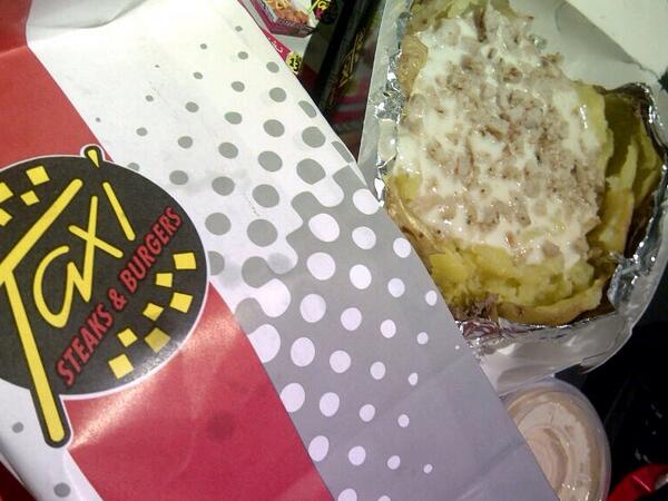 a7_3's tweet photo. blue cheese burger umy umy #taxifoods http://t.co/9YxN7jKf65