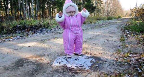 Blanchvs's tweet photo. "@A3Noticias: El primer encuentro de una niña con la nieve triunfa http://t.co/4UX7cGP29w http://t.co/Wy3ZUEidTN" me la comooo 🍴 🍴 ♡♡♥♥
