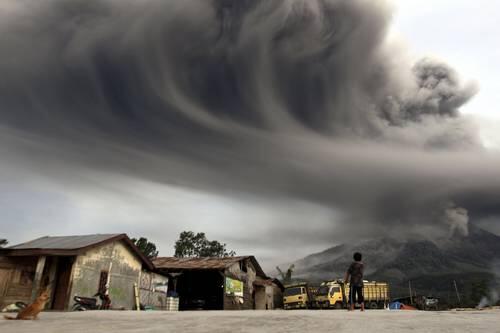 lajornadaonline's tweet photo. Volcán en Indonesia cubre con densa nube de cenizas a una localidad http://t.co/3OPmyW8MH1 Foto: Reuters http://t.co/J2vHr8dUsf