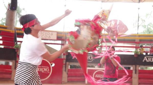 BeliveKaren's tweet photo. Lee Joon es el "Ninja Assassin" de las piñatas jajajjajajajajja!#MBLEIK #MBLAQ #REIK CR:Claudia Mendez KpopMx Nueve http://t.co/eYfyrgIruv