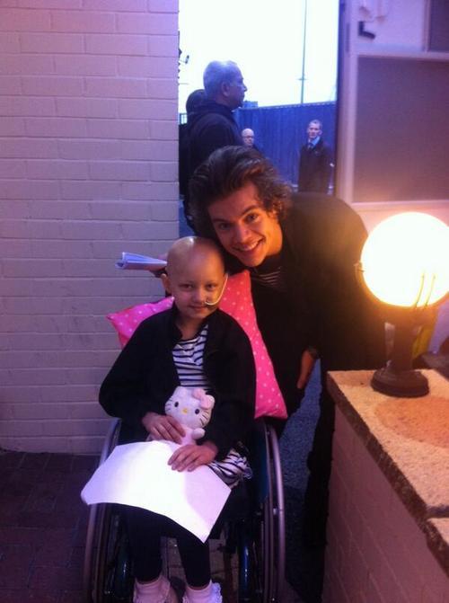 All1DSpain's tweet photo. Y cuando crees que no puedes estar más enamorada él te da una razón  que te hace amarle más aún http://t.co/v43c08pKZV