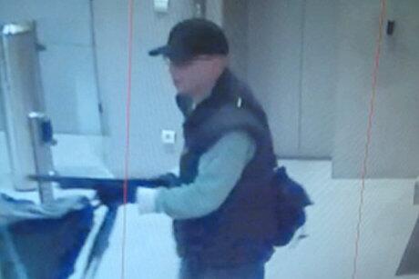 Les premières photos du suspect  eur1.fr/eABogZQ