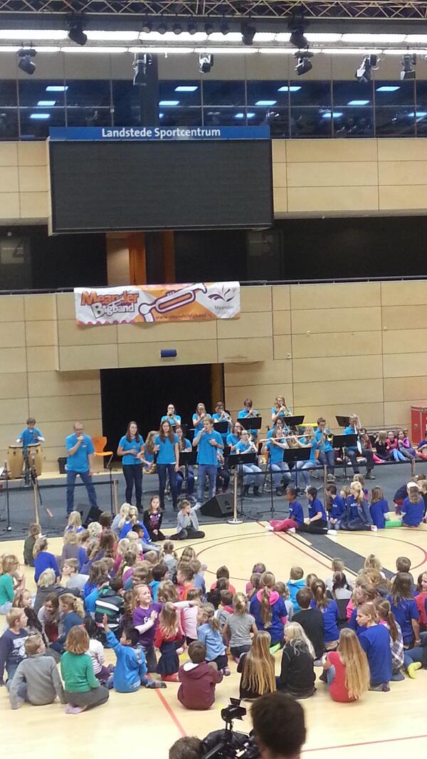LandstedeSport's tweet photo. En de #meanderbigband brengt de sfeer er vast in. @Actie555 @ZwFilipijnen http://t.co/4T0nzNHr4v