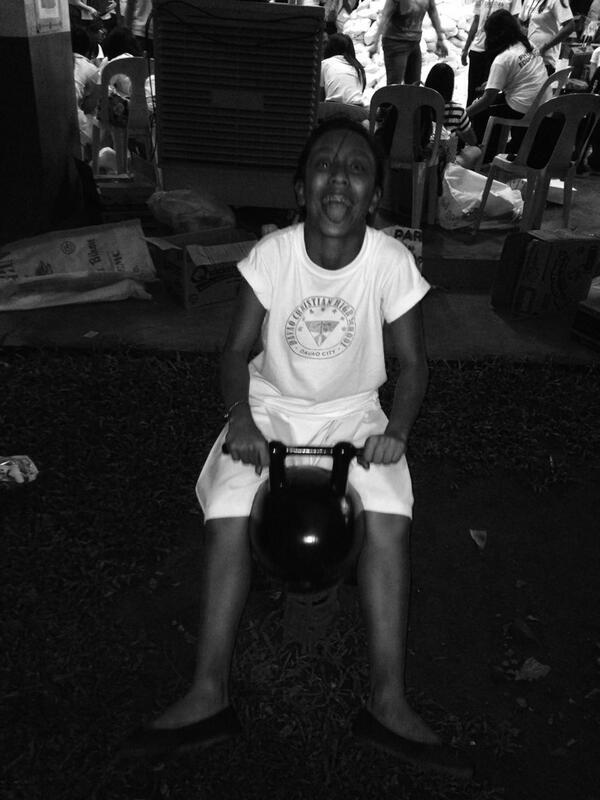 Elybaaang's tweet image. #PrayForTacloban