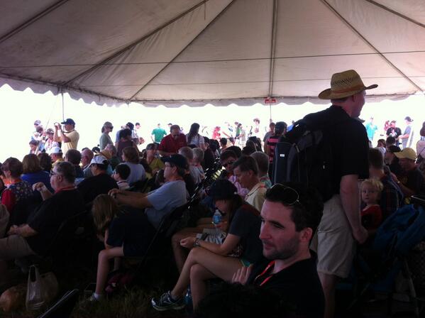 IndigenousEDU's tweet photo. 3000 people on the NASA Causeway ready for the #MAVEN launch in 88 minutes! #nativemars http://t.co/oQTgu92Jvs