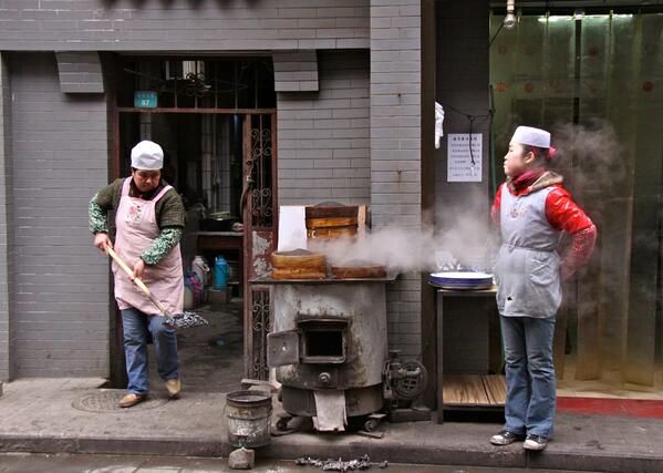 doctorsreview's tweet photo. Near East meets Far East in Xian's Muslim Quarter's food. Great article by @TasteReporter http://t.co/wHsZOfx1gB http://t.co/rwSjtUcToE
