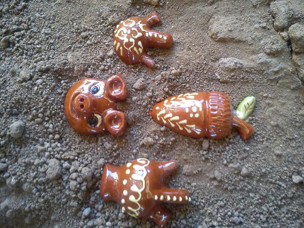 Presentamos nuestros imanes de barro con formas típicas de nuestra región, como la bellota, ideales para sus neveras.