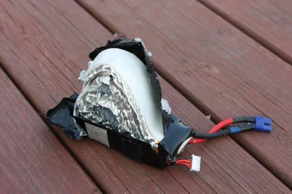 officialrc4me's tweet photo. Lipo is charged - lipo battery swelling! http://t.co/e9BodLROEC