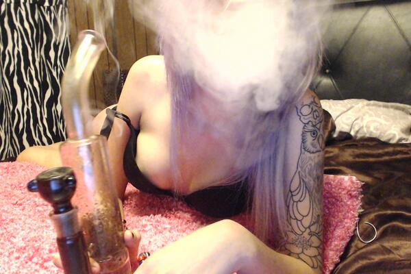 platnumpixie's tweet photo. Stay High Babessss ^.^ http://t.co/1ZfnZstY28
