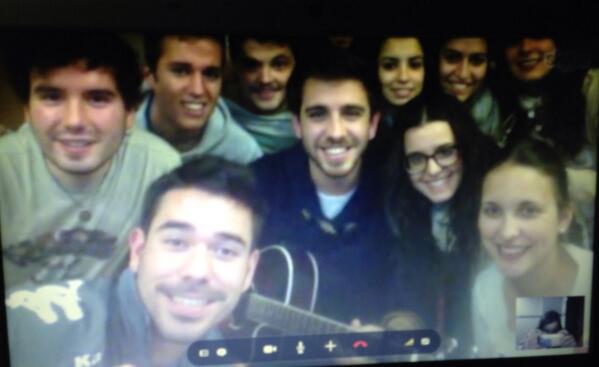 PaulaRojo90's tweet photo. Concierto en directo por skype desde Salerno (Italia) de @pablobanderas_  🎸🎼🎵🎤👏👏👏 http://t.co/rd8z7oeNMM