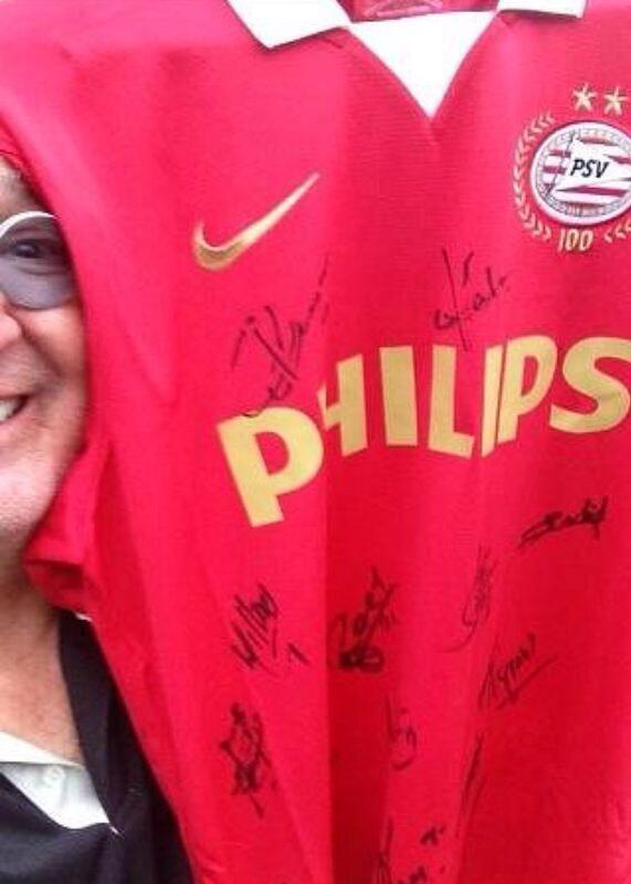 FCVideoNED's tweet photo. Om 20.00 uur kans maken op dit gesigneerde PSV-shirt? Retweet dan snel bijgevoegde tweet! https://t.co/yb3eHPXGHA http://t.co/WD8sgqlTPy