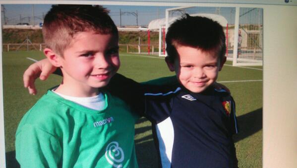 #DesmarqueDerbi niňo de la escuela de fútbol del BETIS y de la escuela del Sevilla abrazados después del partido