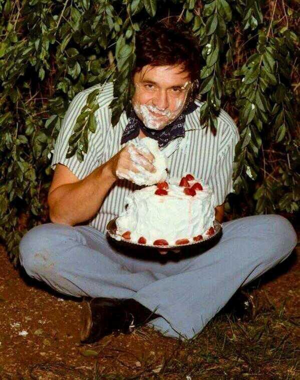 HistoryInPics's tweet photo. Johnny Cash eating a cake. 1970s http://t.co/Yda3n8izZ1