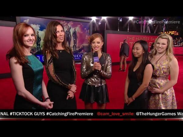 HungerGamesMov's tweet image. Our very own @TheHeatherLeigh (far left) looks great on the Catching Fire Red Carpet!