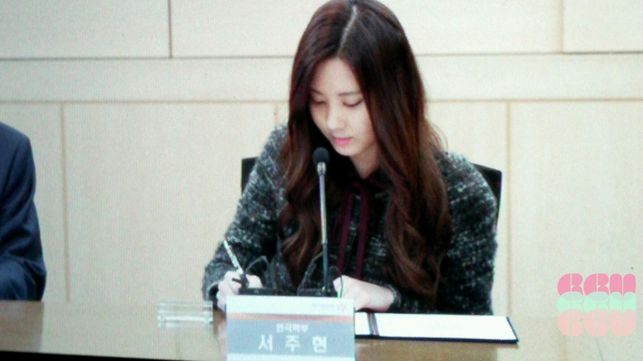 [PIC][19-11-2013]SeoHyun gửi tặng 100 triệu Won cho Trường ĐH Dongguk của cô vào trưa nay BZZtYcSCAAAtfg1